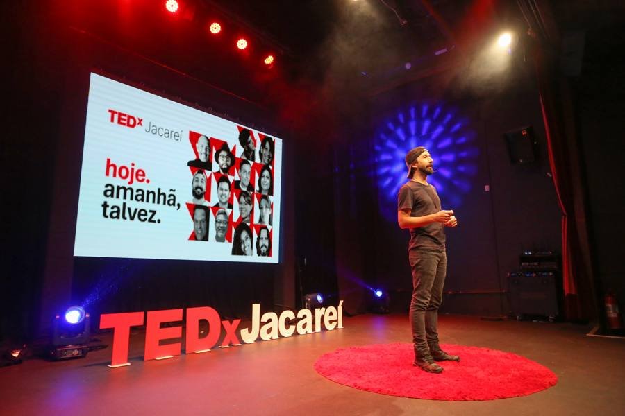 Palestra no palco do TEDx Jacareí
