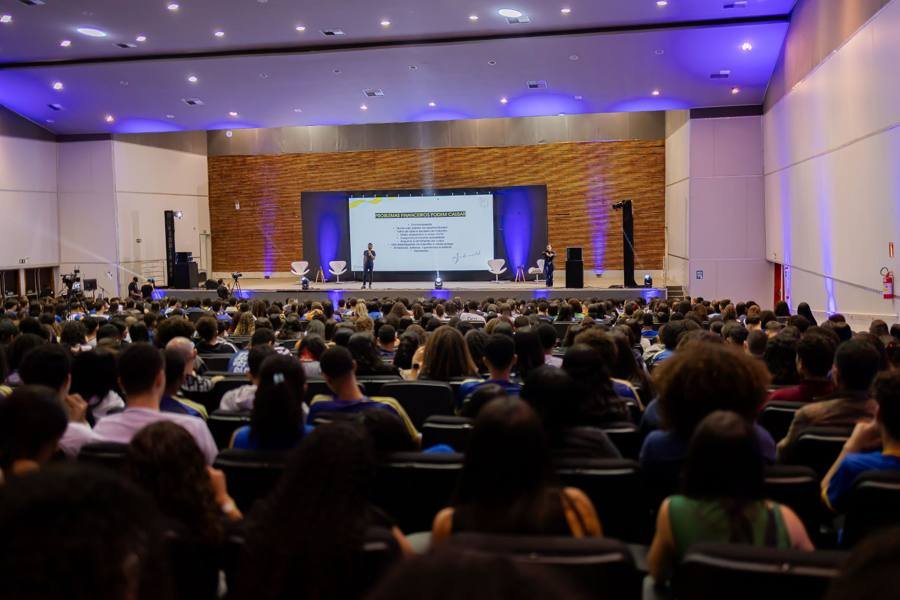 Auditório lotado de estudantes durante palestra no Sebrae Teófilo Otoni