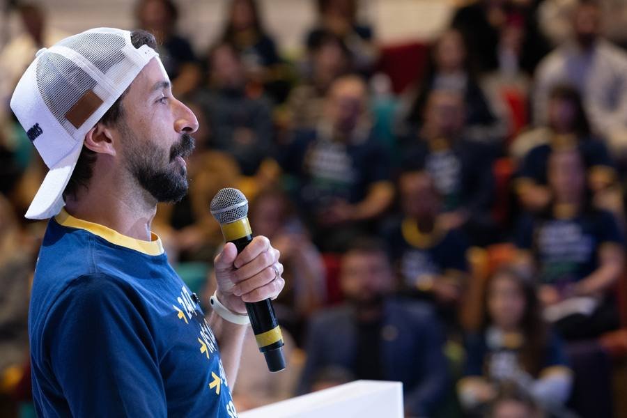 Primo Pobre falando ao microfone no lançamento na B3
