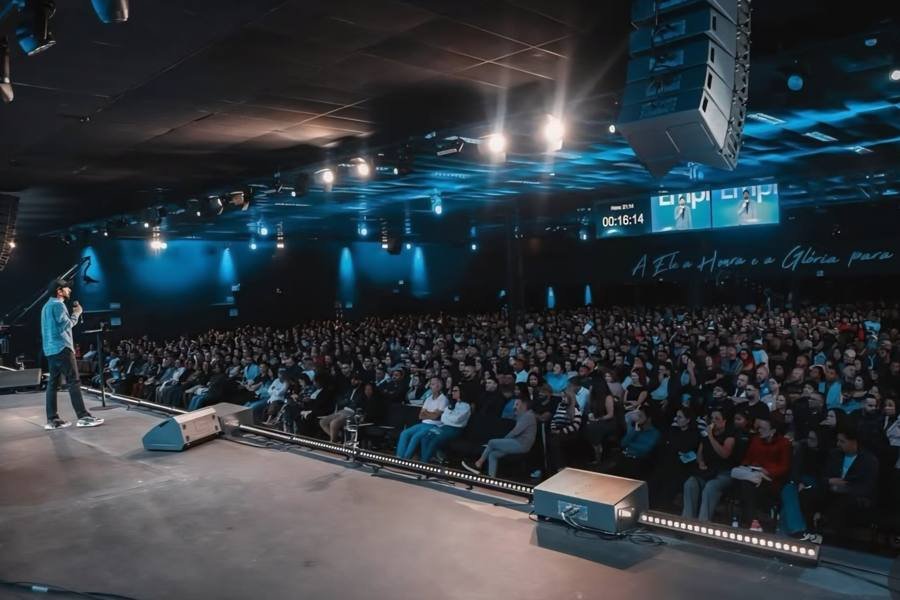 Palestra para grande plateia na Igreja Lírio